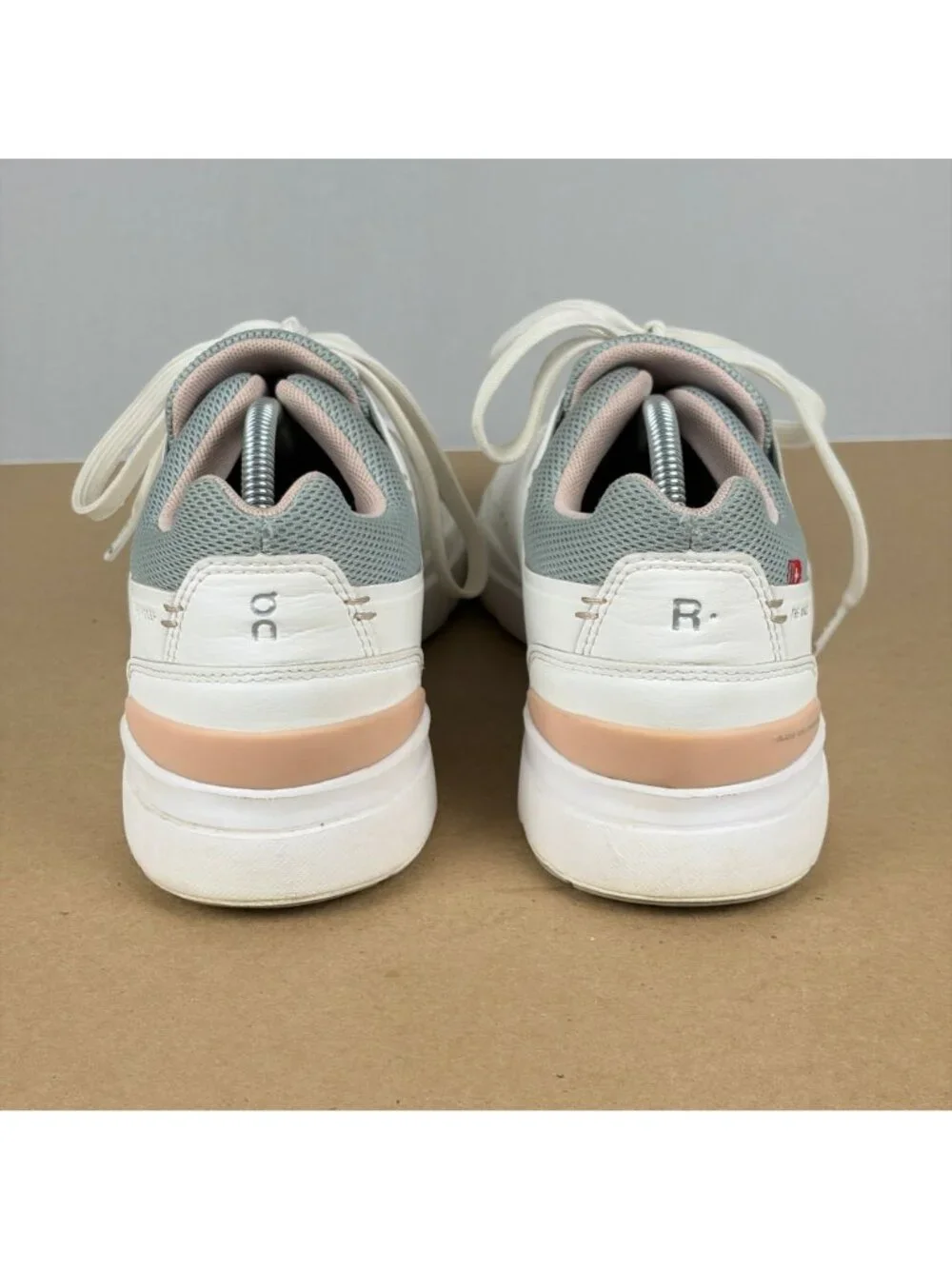 On Running The Roger Advantage Leather Tennis Shoes Womens 9 White Athletic